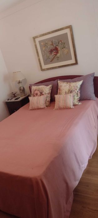 Cama de madeira com colchão ortopédico