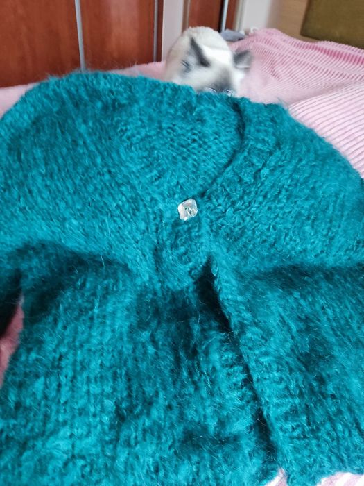 Sweter z moheru robiony na drutach