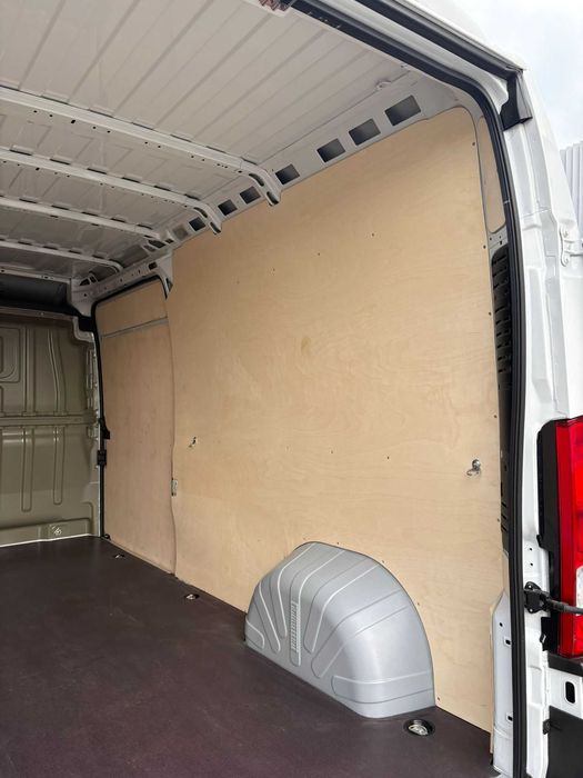 Zabezpieczenie przestrzeni ładunkowej w aucie Citroen Jumper L3H2