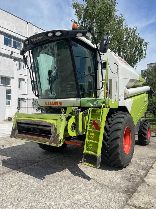 Зернозбиральний комбайн Class Tucano 440