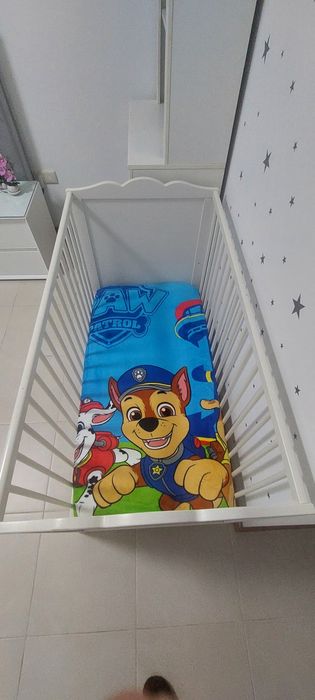 Cama de bebé juntamente com móvel  trocador de bebé