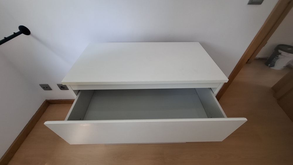 Cómoda de três gavetas