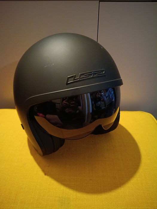 LS2 Spitfire OF599, otwarty kask typu jet z przyciemnianą blendą.
