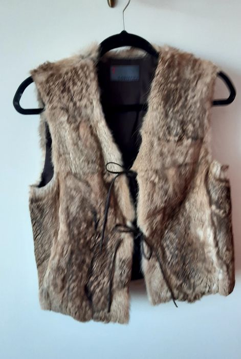 Colete em pele de coelho, forrado, com atilhos em cabedal.
