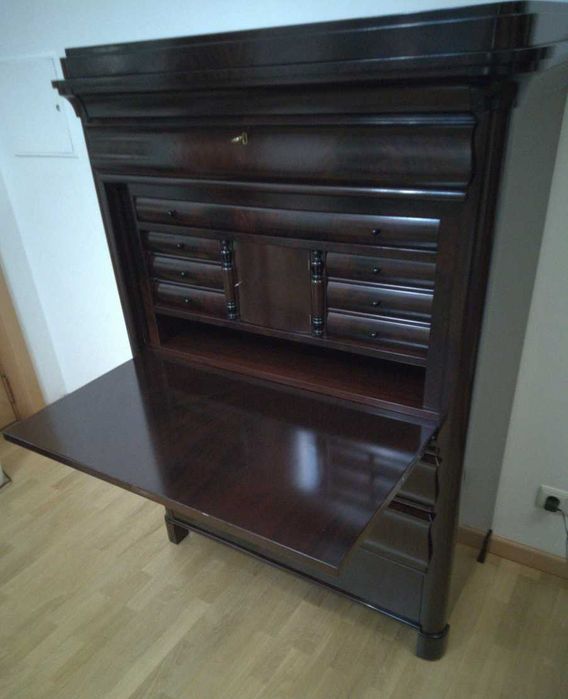 Chiffonier com fábrica em mogno