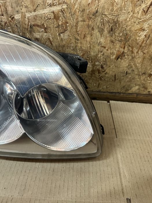 Передня права фара Тойота  Авенсіс Т25 Toyota Avensis II T25 2003-2006