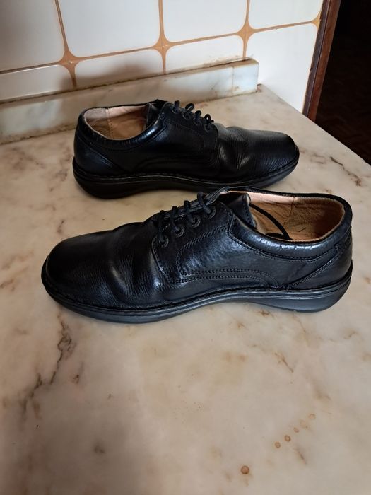 Sapatos de homem preto em pele