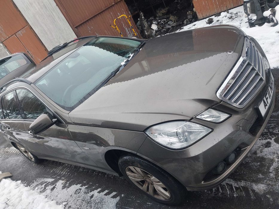 Posiadam czesci mercedes e-klasa w212 kombi 2.2cdi kolor 963  2011r