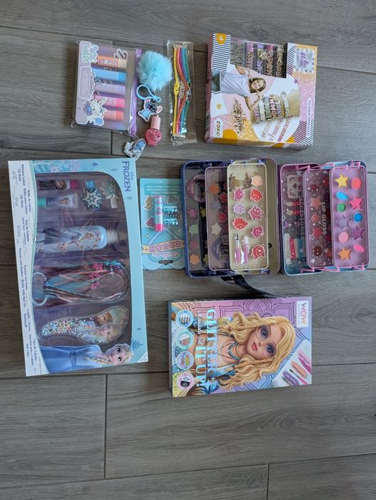 Vendo o conjunto de artigos cosméticos para criança
