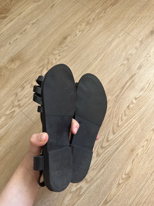 Шкіряні босоніжки на плоскій підошві