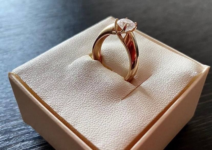 Кольцо золотое помолвочное