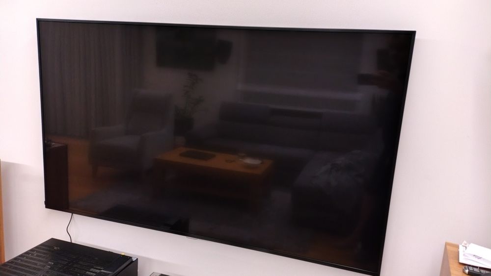 Duży profesjonalny monitor LG 65UH5F-H 65" — z małym defektem