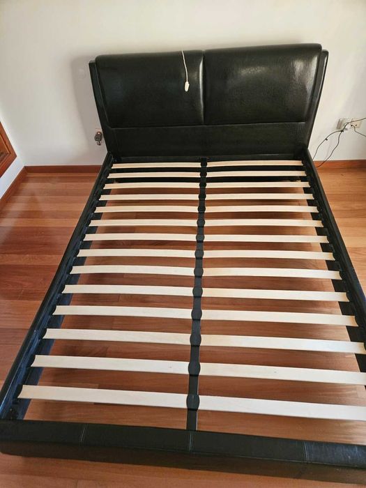 Cama de casal, com estrado e colchão