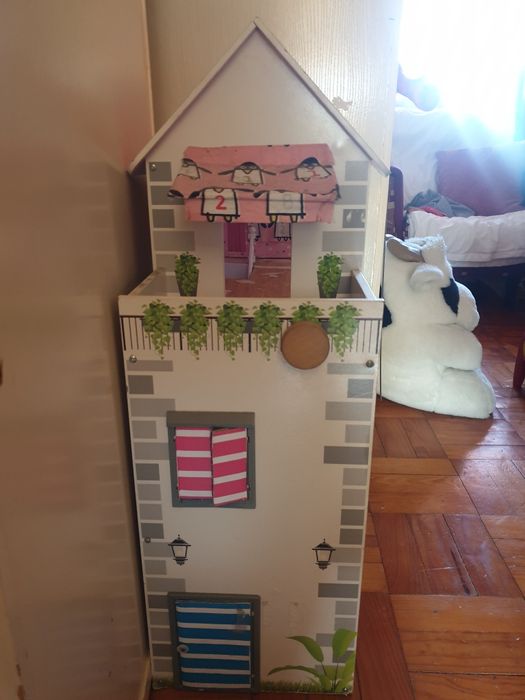 Casa e bonecos e carro Barbie.