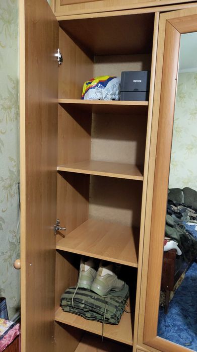 Продам шафу з антрисолями.