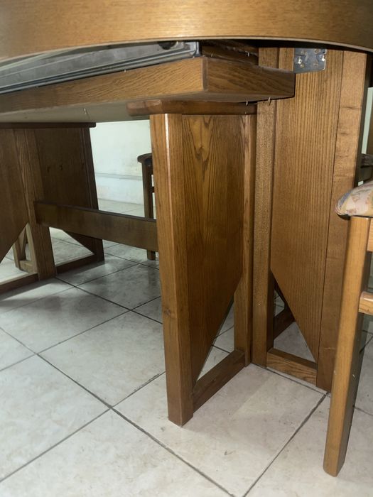 Conjunto de mesa extensora de madeira e 6 cadeiras
