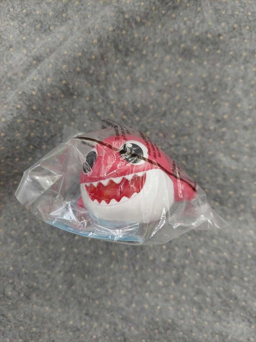 Portfelik, maskotka, breloczek baby Shark + zabawka do wody