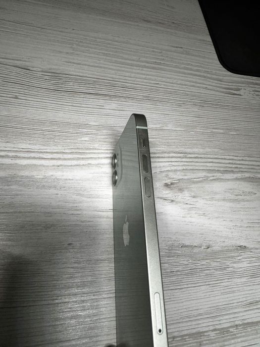 Продам телефон iPhone 12
