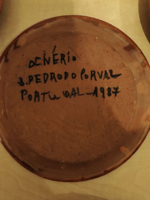 Pratos de barro pintados a mão