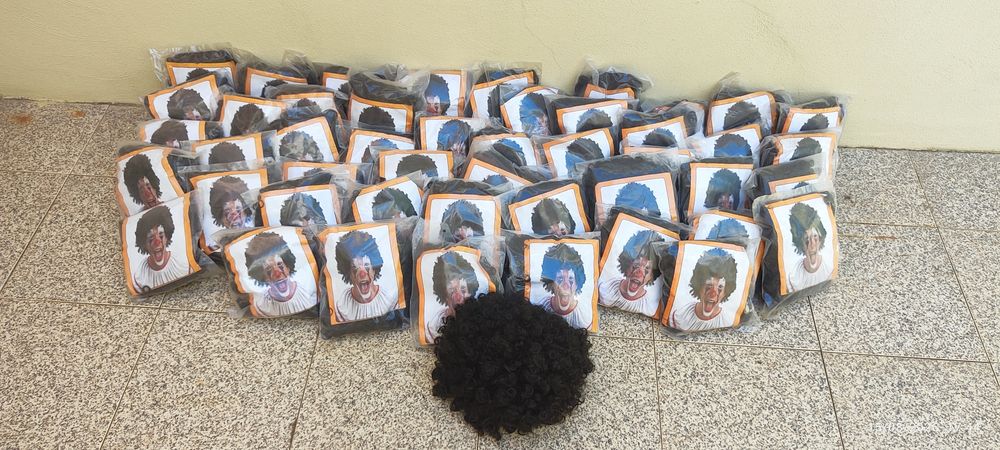Perucas estilo palhaço ou afro para festas