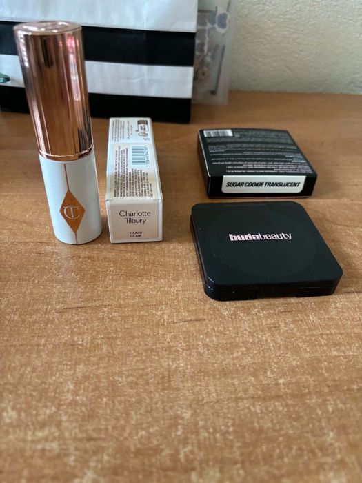 Podkład Charlotte Tilbury Unreal Skin Sheer Glow Tint 1 Fair i puder Huda Beauty Easy Bake Pressed Powder Sugar Cookie Translucent