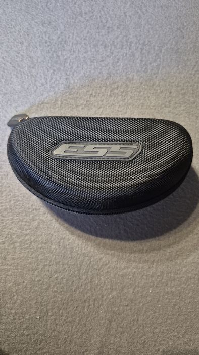 Etui na okulary-twarde