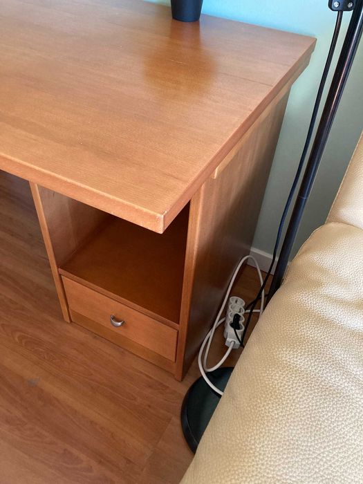 Secretária de madeira maciça e cadeira