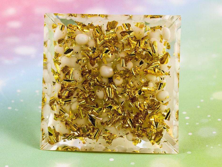 Prześliczna Piramidka Orgonitowa z Białą Różą Agat Howlit Złota 5cm