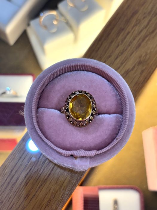 Złoty pierścionek z żółtym oczkiem