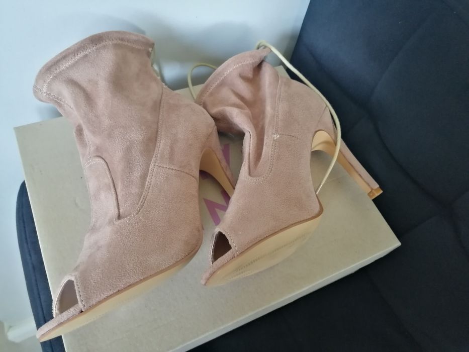 Nowe zamszowe buty na obcasie rozm 37