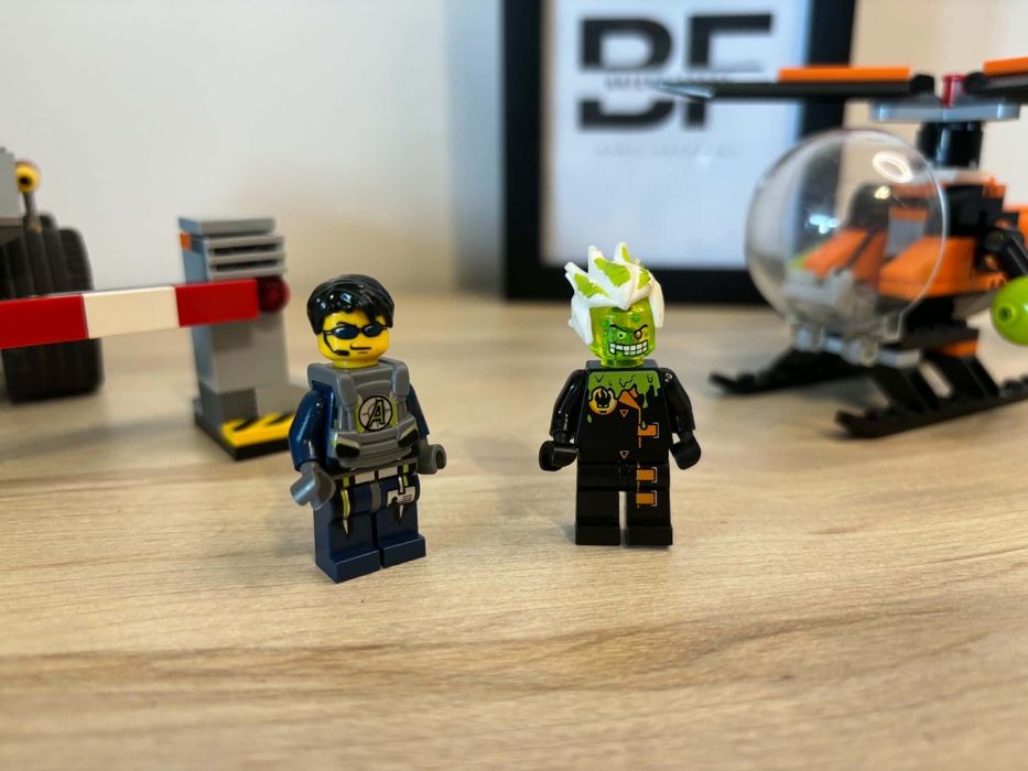 Lego agents 8969 4-wheeling pursuit
