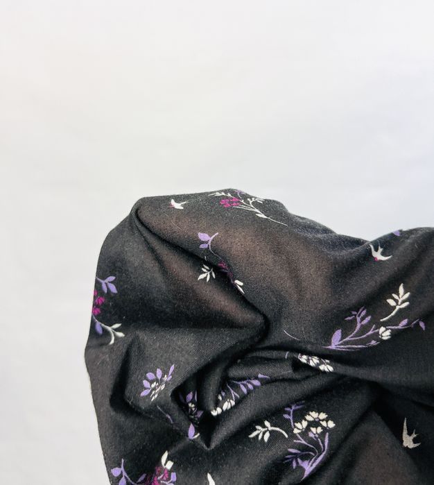 Czarna bluzka w kwiaty z wiązaniem M 38