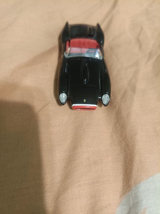 Моделька машинки Ferrari 250 Testa Rossa 1957 року.