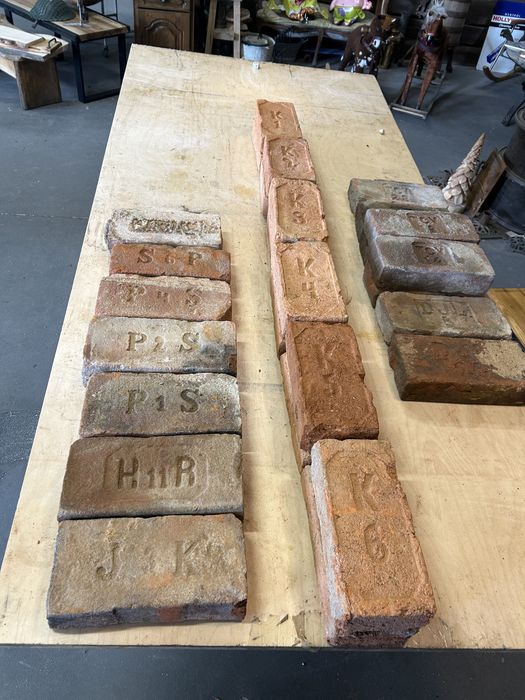 Cegły zabytkowe z Sygnaturami