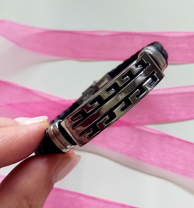 Pulseira em couro preto e aço prateado. Fácil aperto