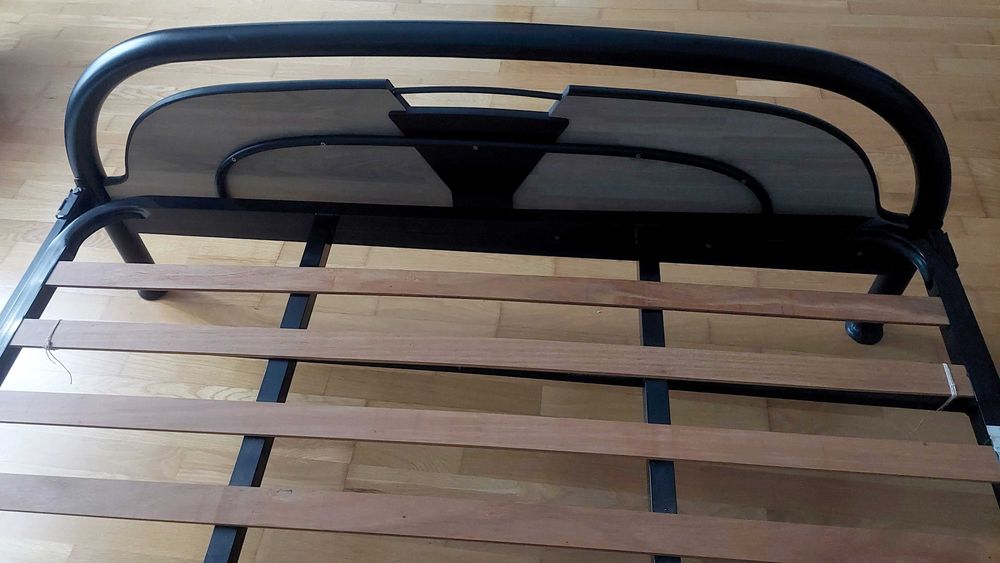 Cama de casal em ferro com estrado