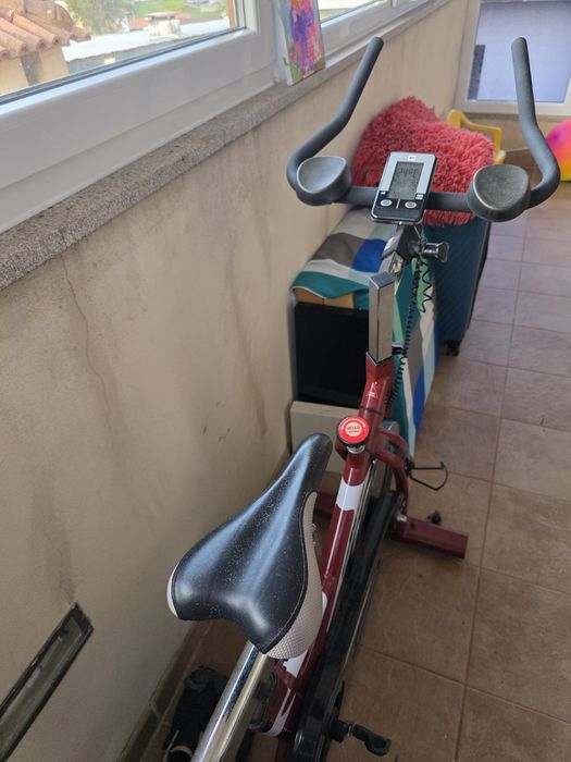 Bicicleta de Spinning Vermelha