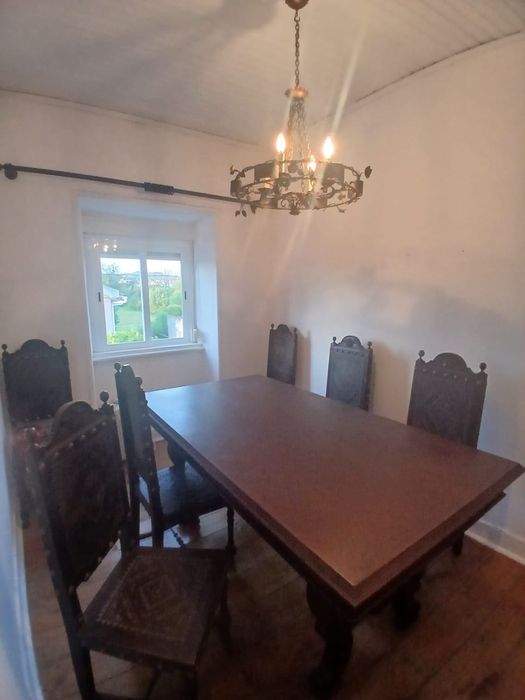 Conjunto de mesa de madeira maciça com  cadeiras