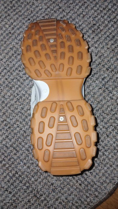 Кросівки  жіночі