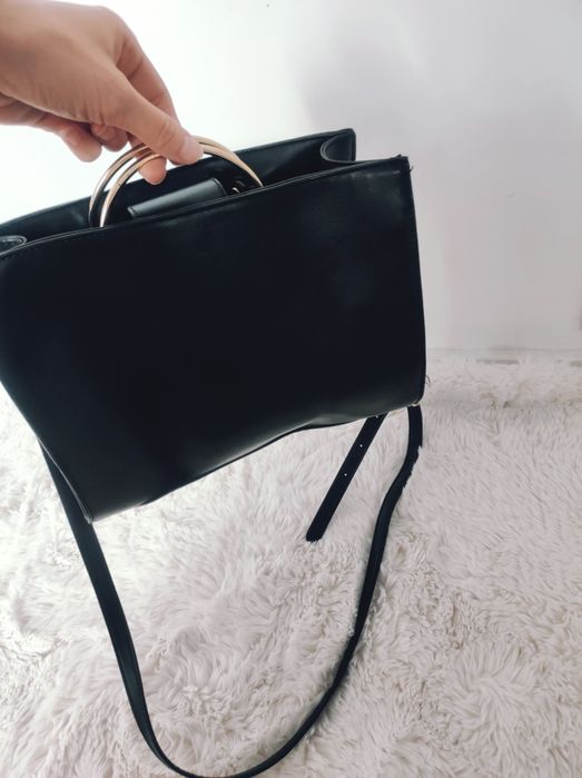 Torebka czarna na ramię złote dodatki