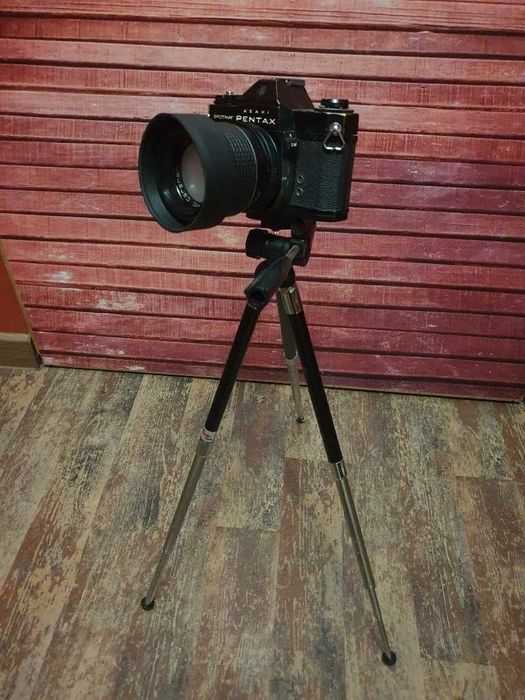 Lampa retro aparat Pentax na statywie
