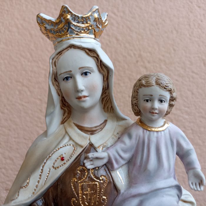 Estatueta Nossa Senhora do Carmo em porcelana biscuit portuguesa