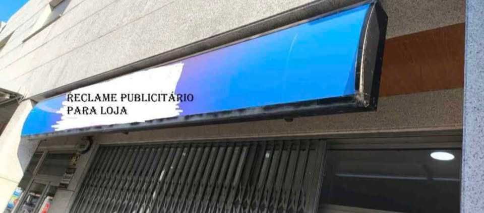 Reclame publicitário com lâmpadas.