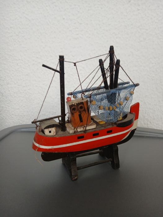 Barco de madeira com 15cm de comprimento