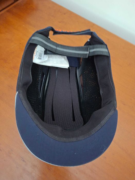 Um boné de proteção /capacete NOVO