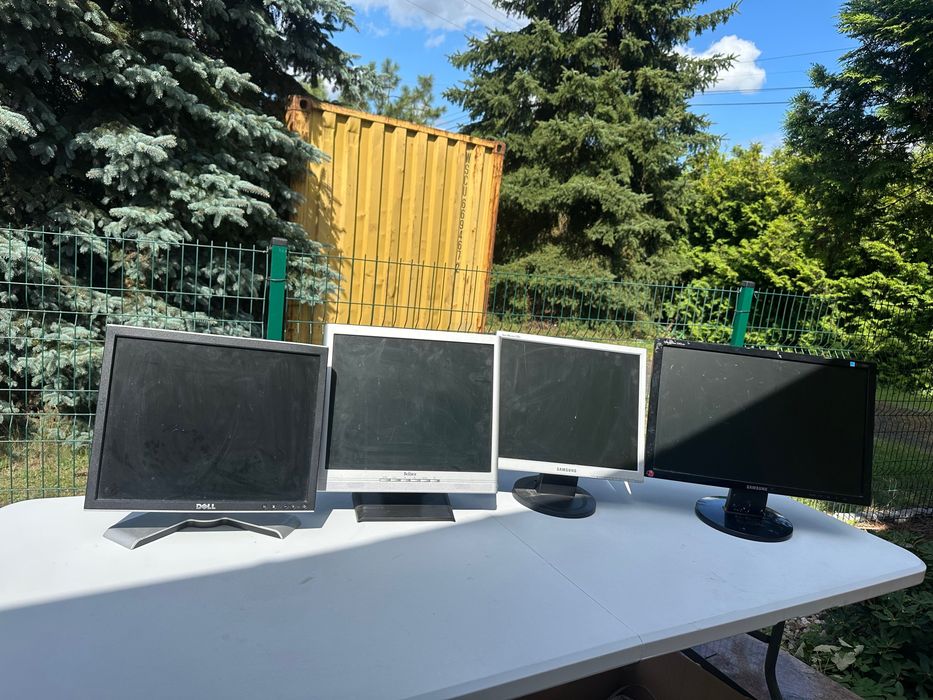 Zestaw czterech monitorów,cena za zestaw