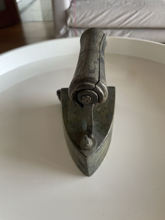 Ferro a carvão raro