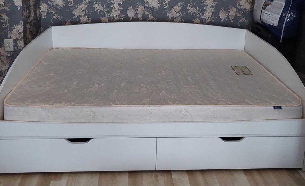 Ліжко з матрацом