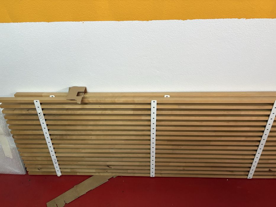 Cabeceiras de cama em ripas de madeira IKEA