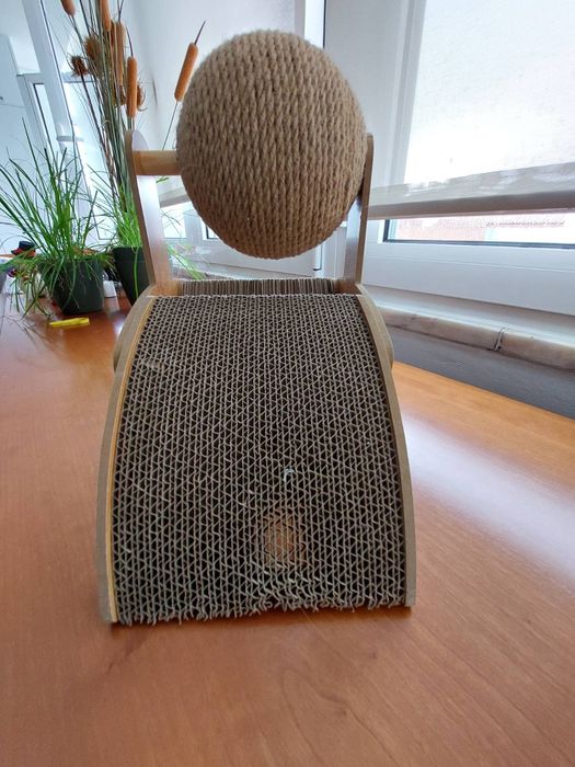 Arranhador para gato com bola